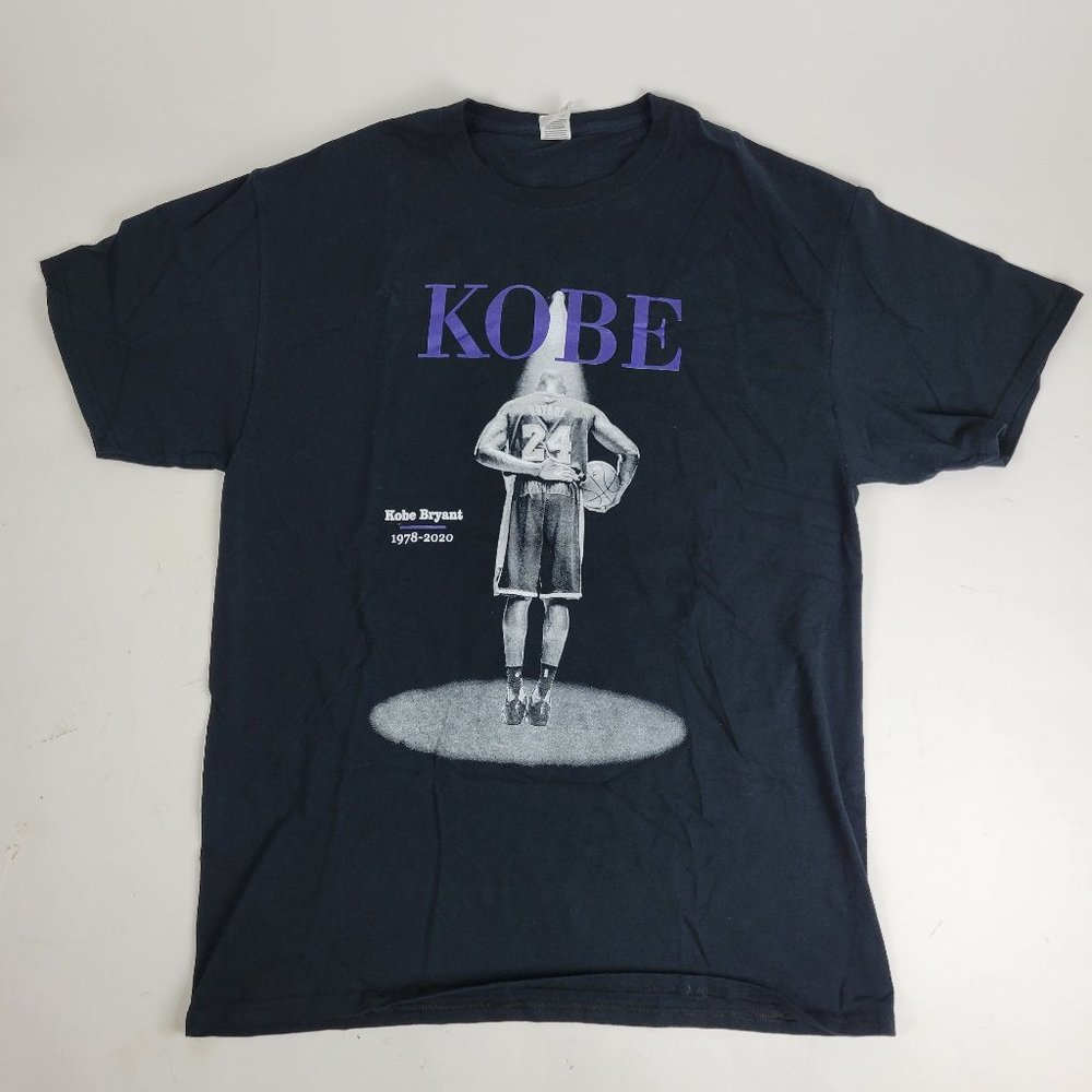 KOBE BRYANT # 24 1978-2020 MEN'S SIZE LARGE BLACK SHORT SLEEVE T-SHIRT